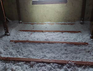 Zateplení stropu rodinného patrového domu pomocí foukané izolace